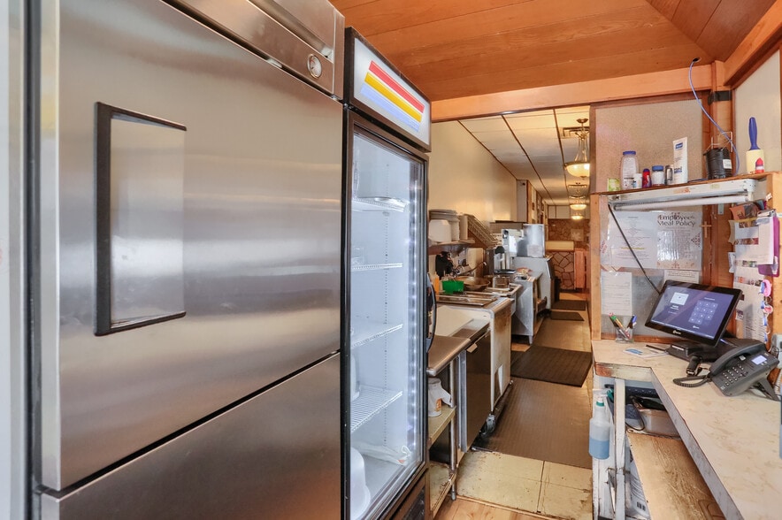 More Photos Of 463 Maplewood Ave, Ambridge Restaurant For Sale