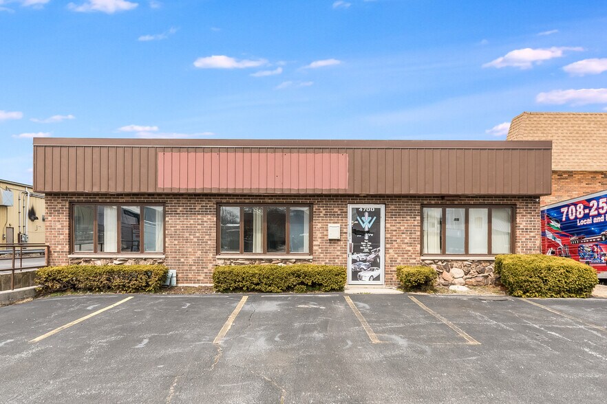 More Photos Of 4700 W 137th St, Crestwood Warehouse For Lease