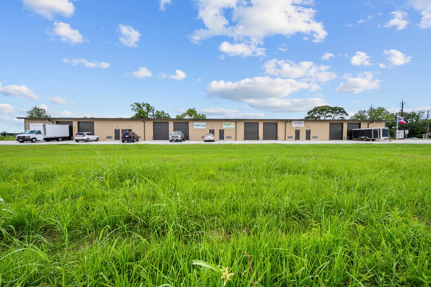 More Photos Of 5517 Fm 2004 Rd, Hitchcock Industrial For Lease