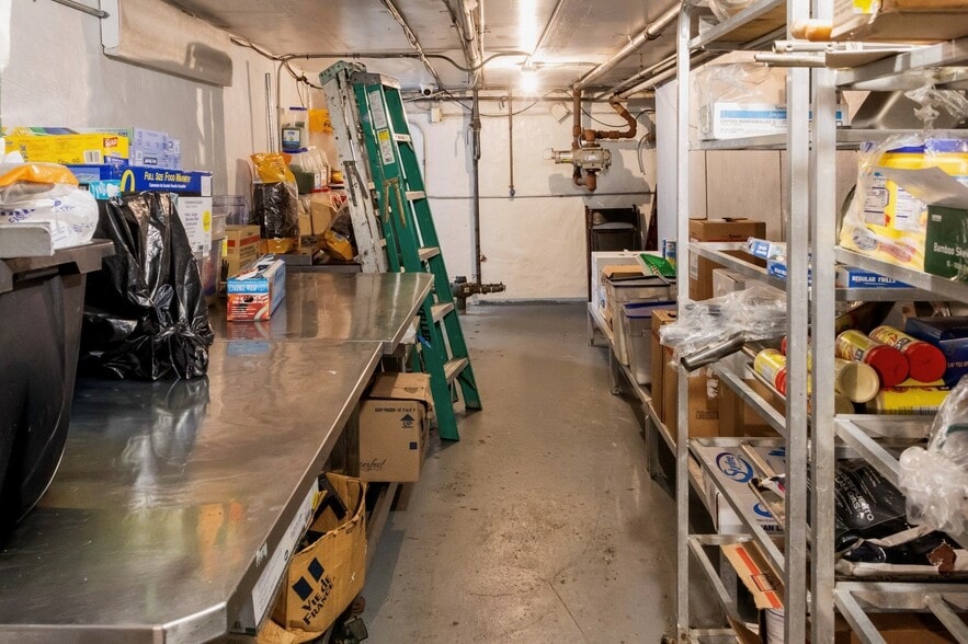 More Photos Of 2100 W Division St, Chicago General Retail For Lease