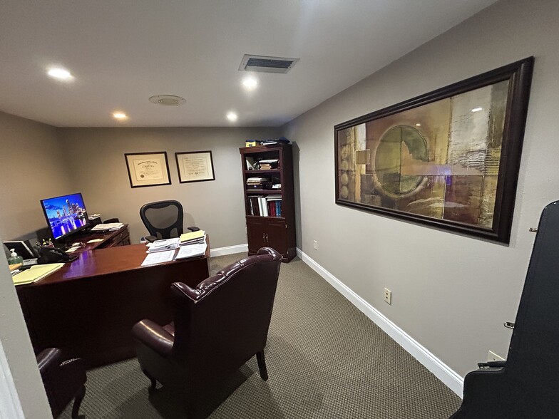 More Photos Of 223 Lithia Pinecrest Rd, Brandon Office For Sale