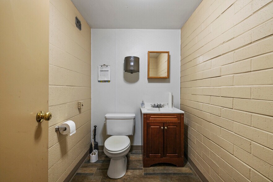 More Photos Of 3735 Washburn Way, Klamath Falls Warehouse For Lease