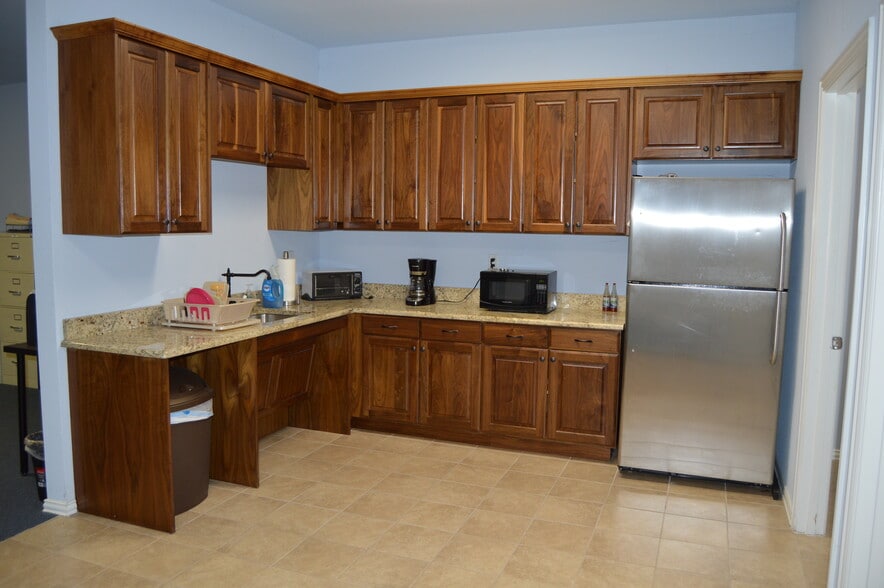 More Photos Of 124 Rose Ln, Frisco Warehouse For Lease
