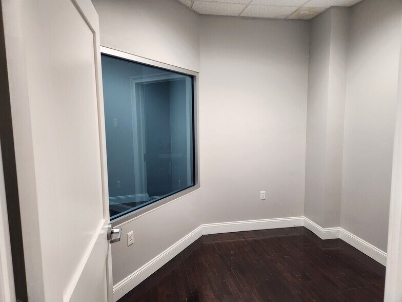 More Photos Of 18 Oliver St, Newark Office For Lease