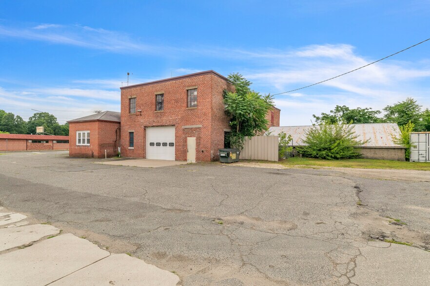 More Photos Of 2019 Bridge St, Three Rivers General Retail For Sale