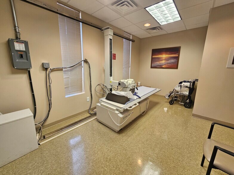 More Photos Of 400 Montauk Hwy, West Islip Medical For Lease