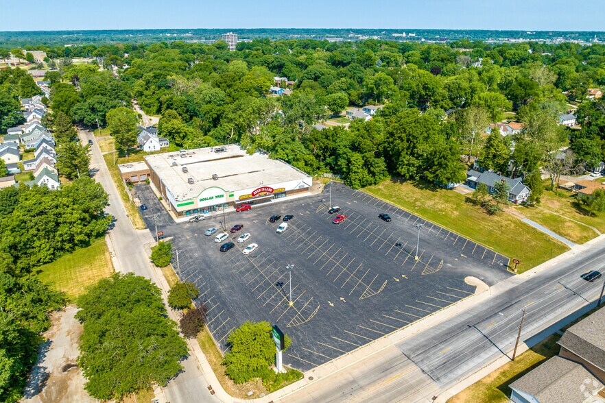 More Photos Of 2252 24th St, Rock Island Storefront For Lease