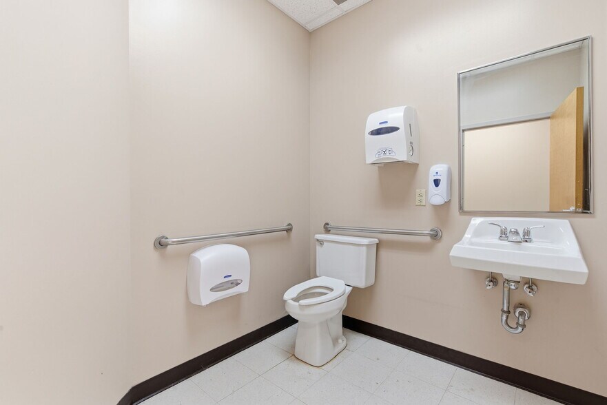 More Photos Of 1612 N Osteopathy, Kirksville Office For Sale
