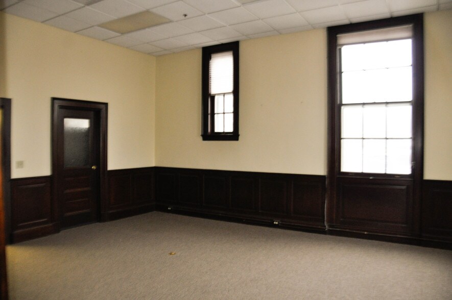 More Photos Of 106 W Wilson St, Batavia Office For Lease