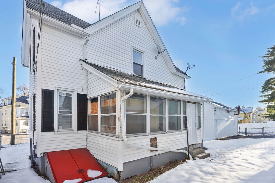 More Photos Of 142 Dickinson St, Springfield Flex For Sale