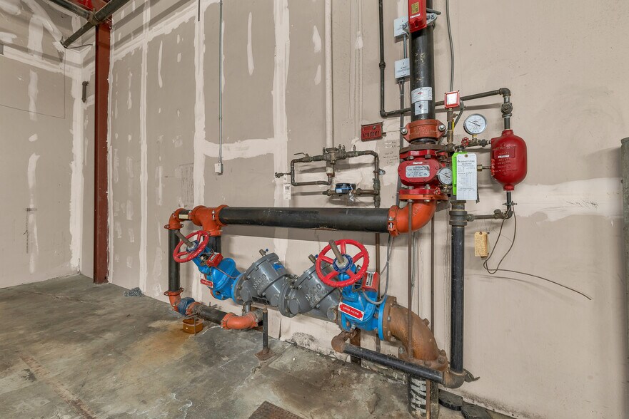 More Photos Of 15 Mont Vernon St, Milford Freestanding For Lease