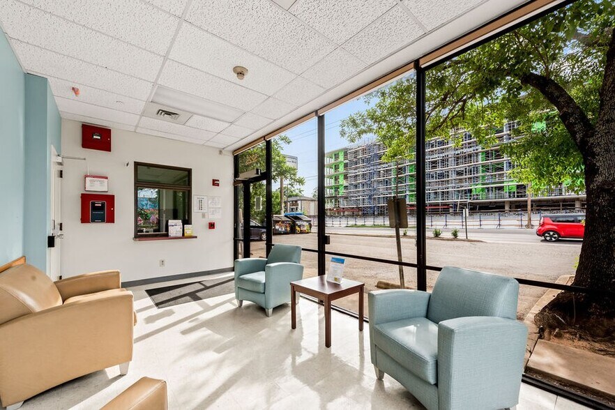 More Photos Of 5225 N Lamar Blvd, Austin Office For Sale