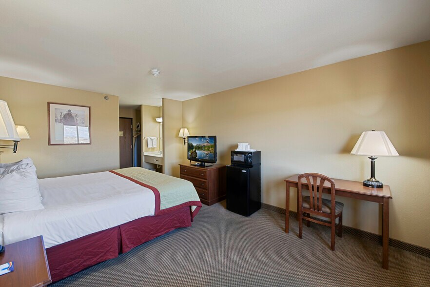 More Photos Of 1424 W Pine St, Pinedale Hotel For Sale