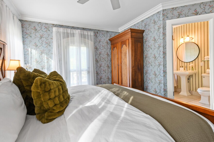 More Photos Of 204 Lawson St, Hot Springs Hotel For Sale