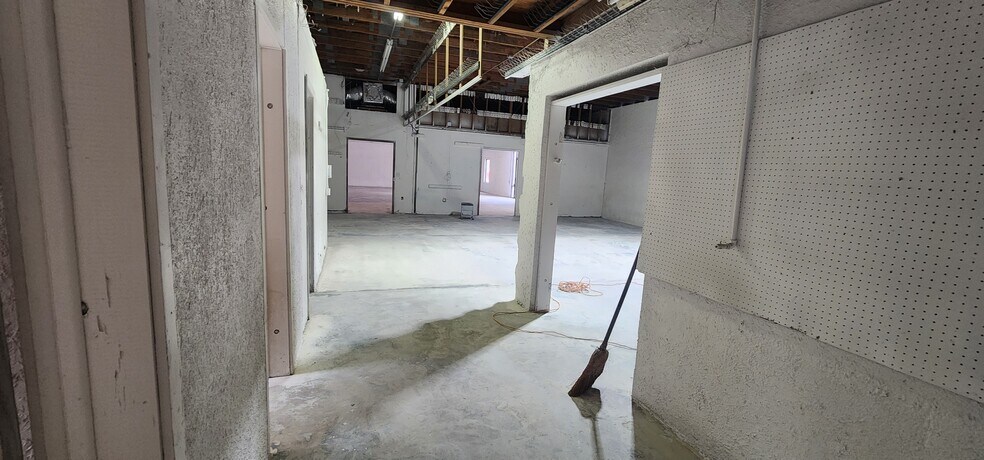 More Photos Of 284 S Center St, Pierson Auto Repair For Lease