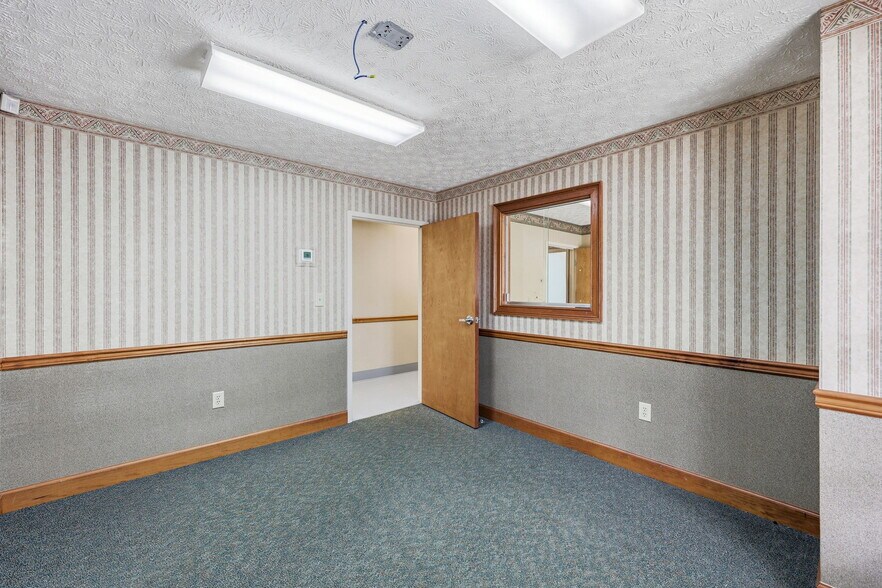 More Photos Of 1655 Oakbrook Dr, Gainesville Flex For Lease