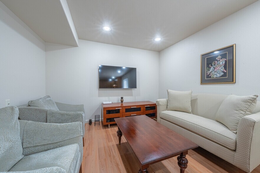 More Photos Of 6 S Wood St, Salinas Hotel For Sale