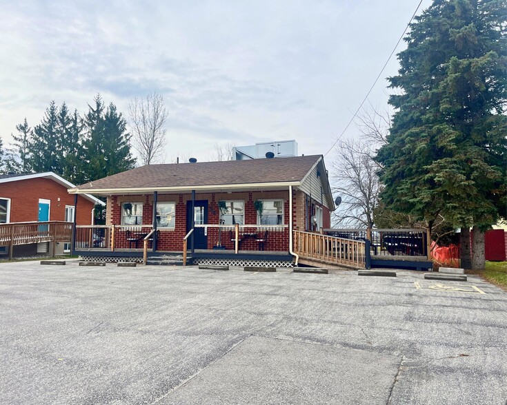 More Photos Of 56 Yonge St S, Springwater Fast Food For Sale
