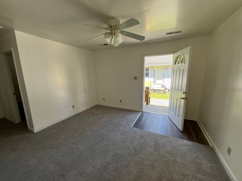 More Photos Of 172 McKeever St, Petersburg Multifamily For Sale