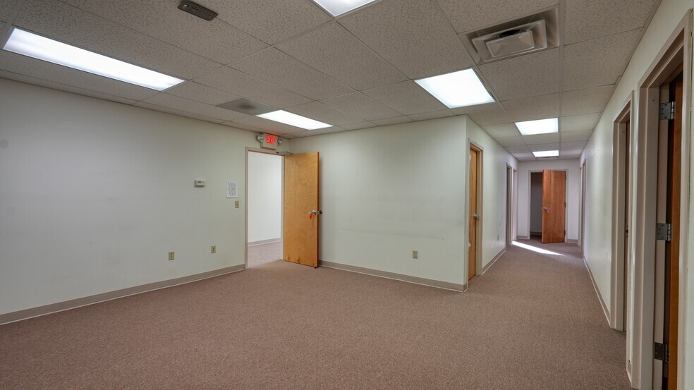 More Photos Of 2050 E Wheeling Ave, Cambridge Office For Lease