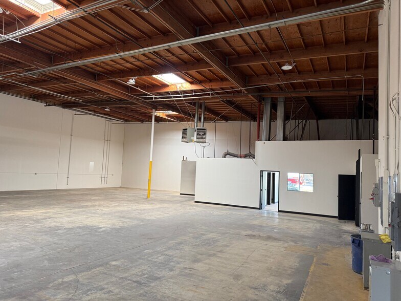 More Photos Of 4450 Dupont Ct, Ventura Manufacturing For Lease