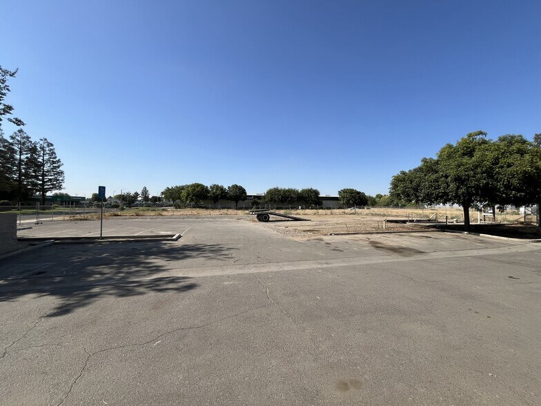 More Photos Of 1347 N Century Ave, Visalia Showroom For Lease