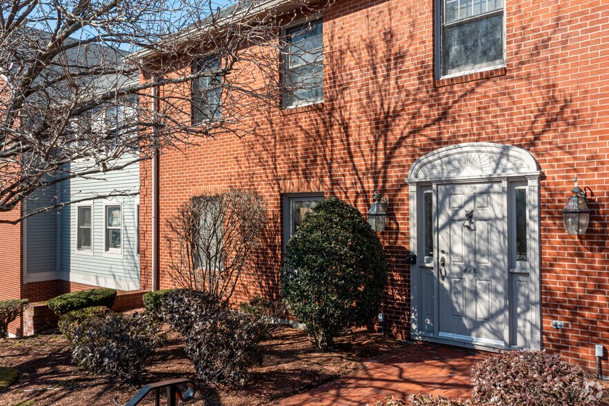 More Photos Of 424 Adams St, Milton Office For Lease