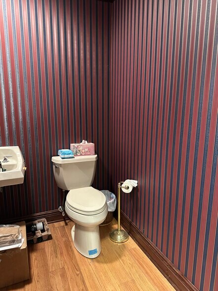 More Photos Of 1236 E Washington St, New Castle Showroom For Sale