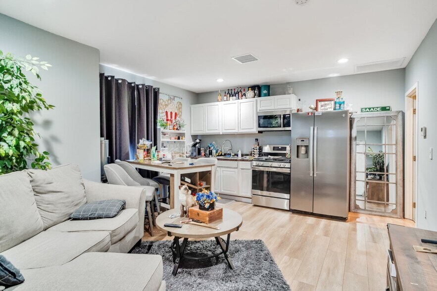 More Photos Of 10615-10619 San Fernando Rd, Pacoima Apartments For Lease
