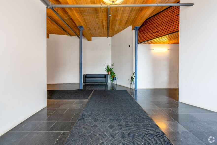 More Photos Of 4 Open Square Way, Holyoke Showroom For Lease