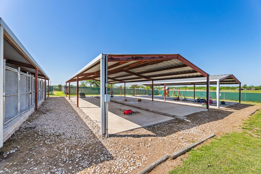 More Photos Of 5800 Curran Dr, Von Ormy Veterinarian Kennel For Sale