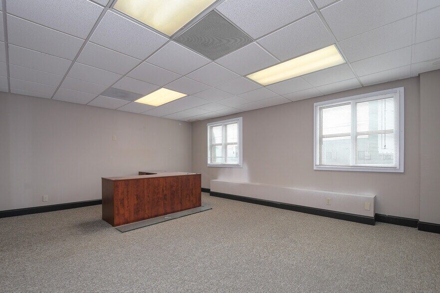 More Photos Of 805-815 SE Sherman St, Portland Warehouse For Lease