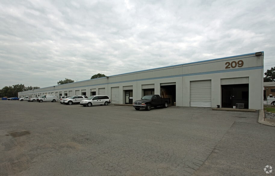 More Photos Of 209 River Hills Dr, Nashville Warehouse For Lease