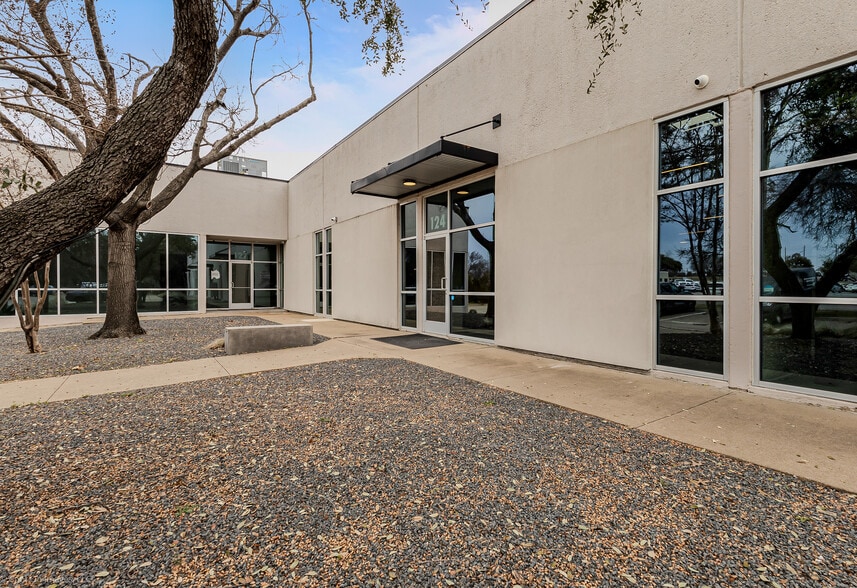 More Photos Of 1380 River Bend Dr, Dallas Office For Sale