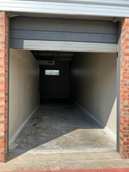 More Photos Of 11166 Ables Ln, Dallas Warehouse For Lease