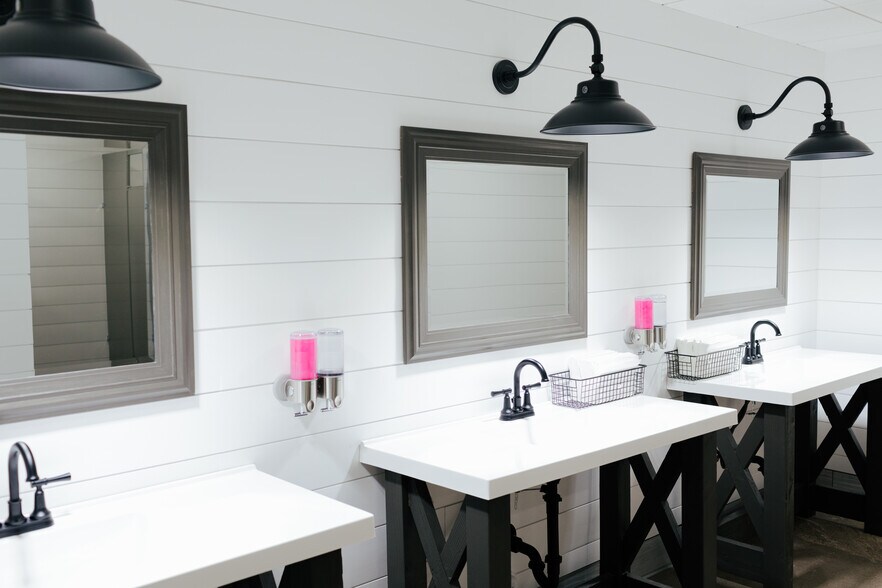 More Photos Of 4225 E Windrose Dr, Phoenix Office For Sale