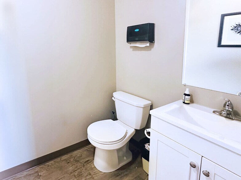 More Photos Of 601 7 St E, Drumheller Office For Sale