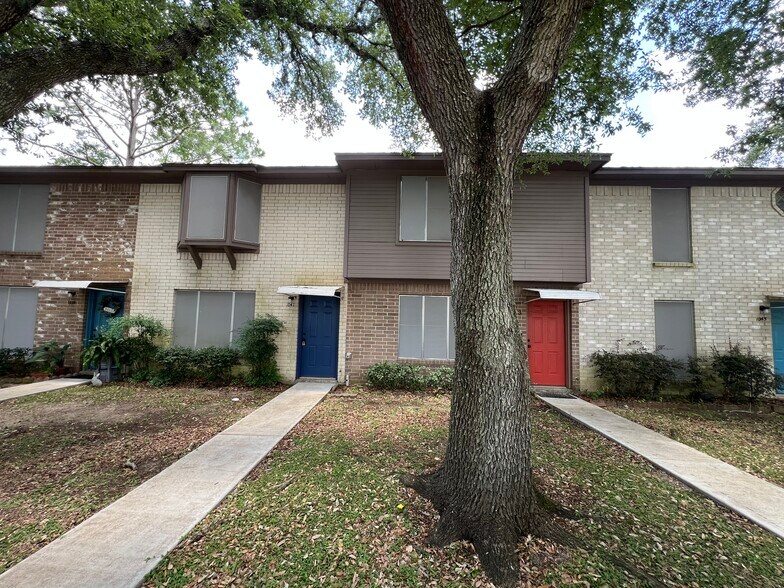 More Photos Of 1039 N Chenango St, Angleton Apartments For Sale