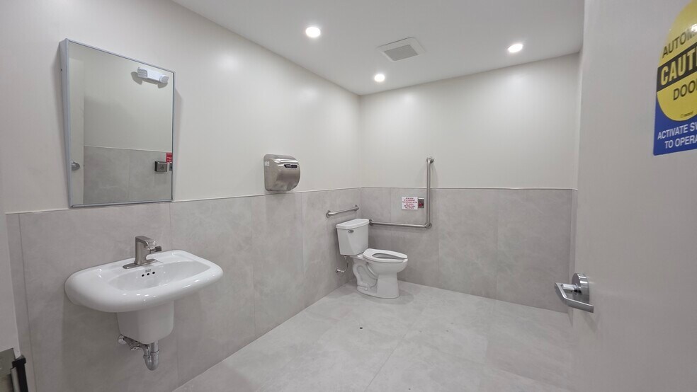 More Photos Of 431 Dougall Av, Caledon Office Residential For Sale
