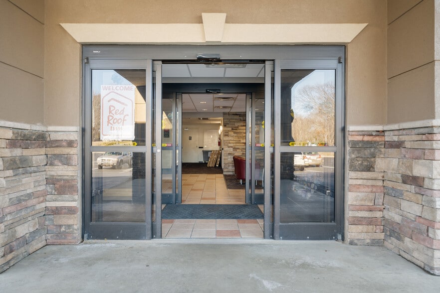 More Photos Of 240 Mitchelle Dr, Hendersonville Hotel For Sale