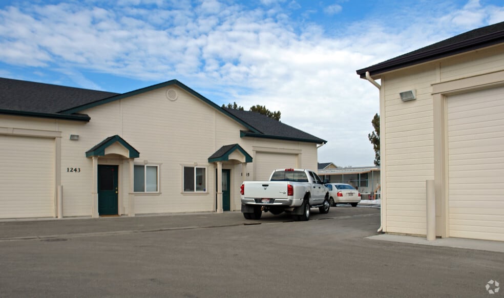 More Photos Of 1237-1245 N Midland Blvd, Nampa Showroom For Lease