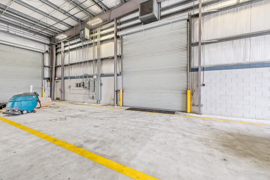 More Photos Of 9707 Bachman Rd, Orlando Warehouse For Lease