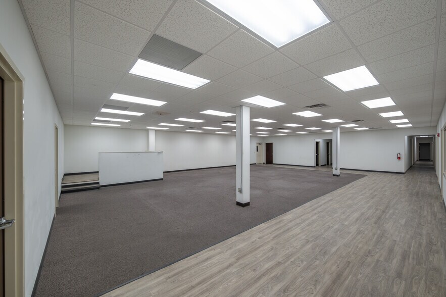 More Photos Of 8801 Corporate Square Ct, Jacksonville Warehouse For Lease