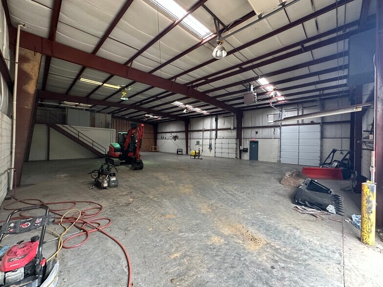 More Photos Of 5911 Echo Dr, Knoxville Warehouse For Lease