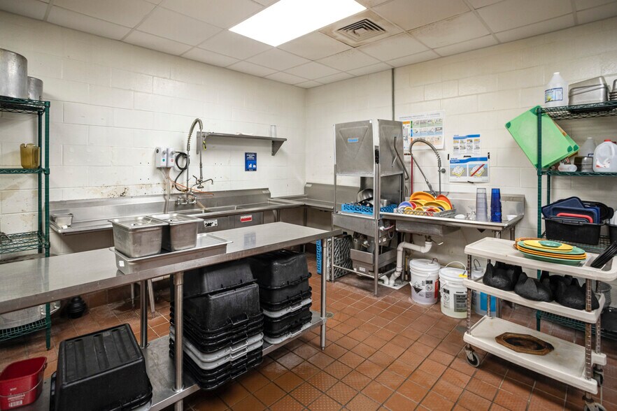 More Photos Of 762 Veterans Pky, Hinesville Restaurant For Sale