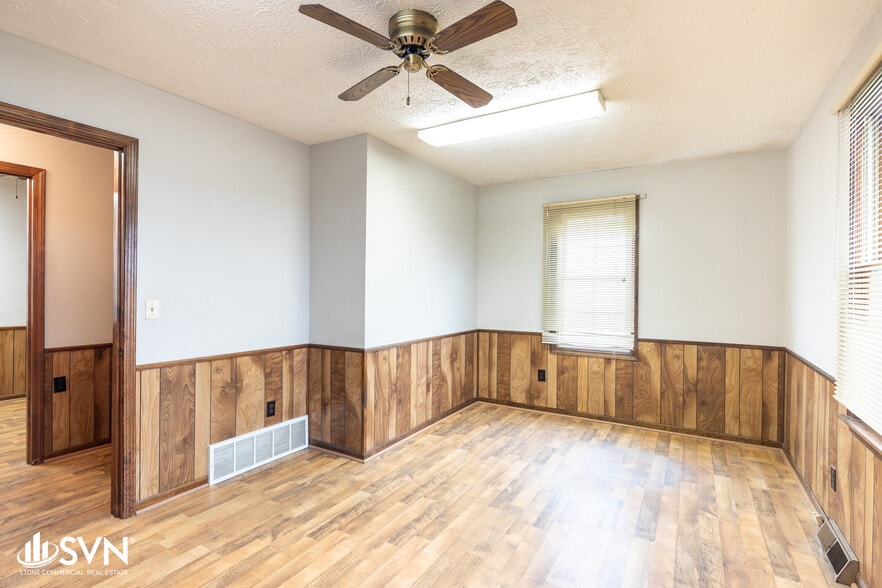 More Photos Of 220 Industry Pky, Nicholasville Warehouse For Sale