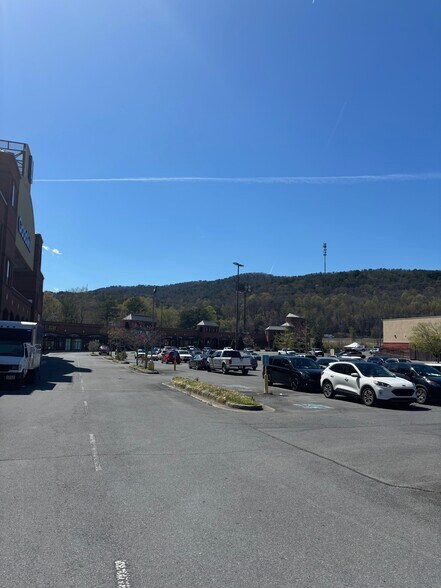 More Photos Of 1001 Market St, Dalton Unknown For Lease