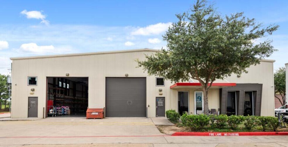 More Photos Of 701 S Persimmon St, Tomball Warehouse For Lease