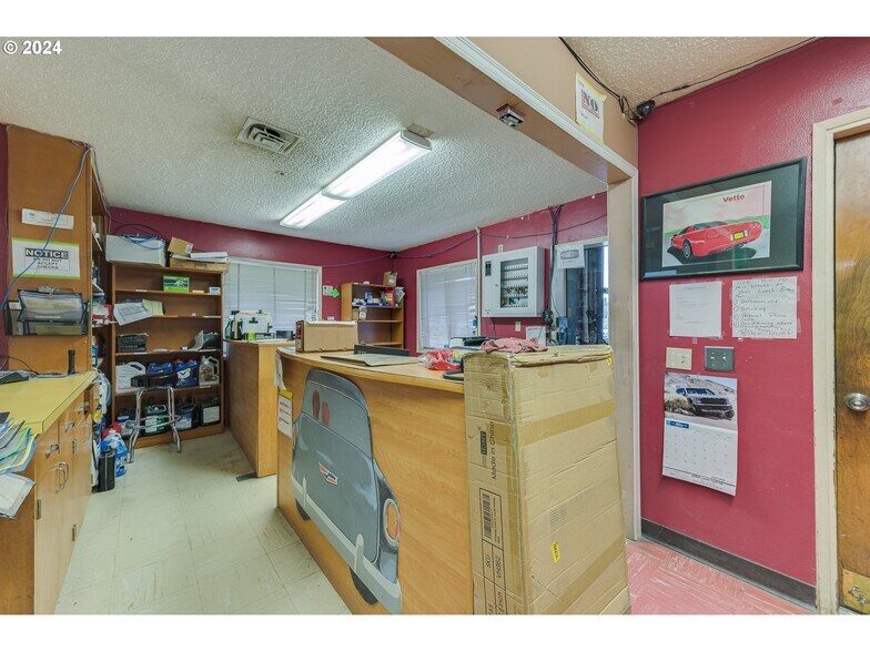 More Photos Of 22024 S Beavercreek Rd, Beavercreek Auto Repair For Sale