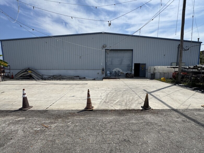 More Photos Of 12090 Metro Pky, Fort Myers Warehouse For Lease